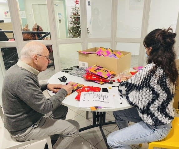 Emballage des cadeaux de Noël