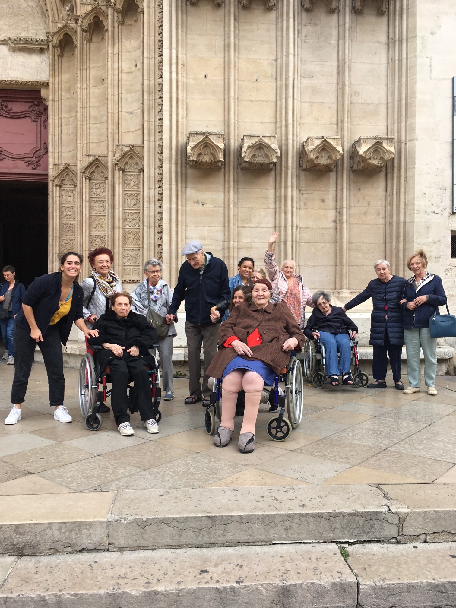 Sortie extérieure à la cathédrale Saint-Jean pour les résidents de l’unité de vie protégée