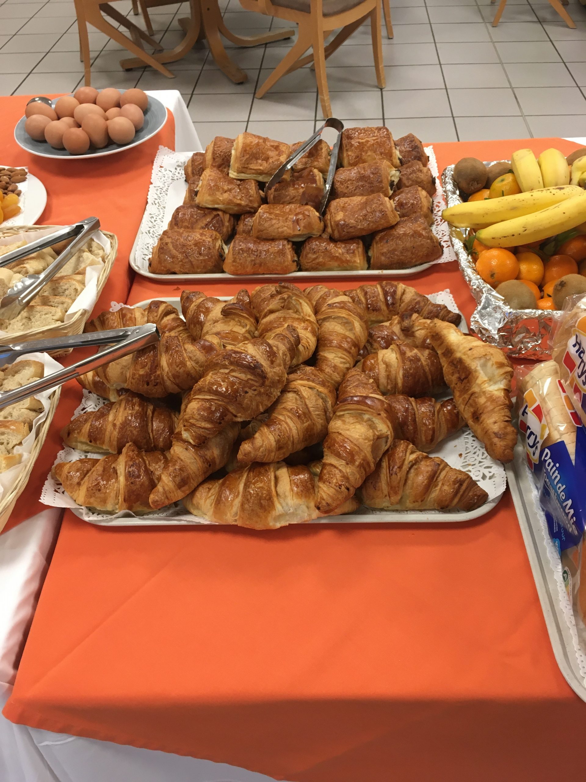 Petit-déjeuner continental pour les équipes