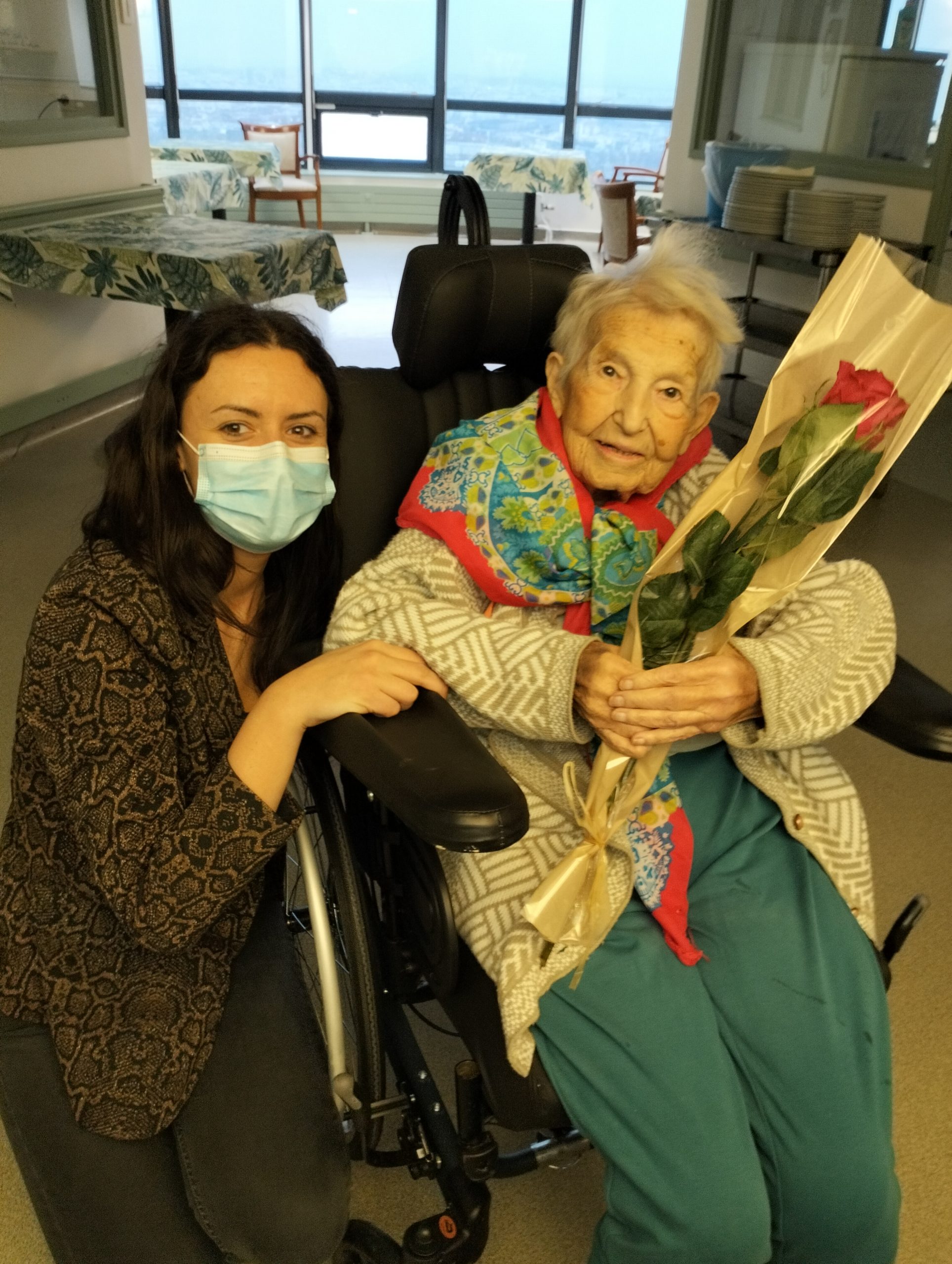 Distribution des roses pour la fête des grands-mères