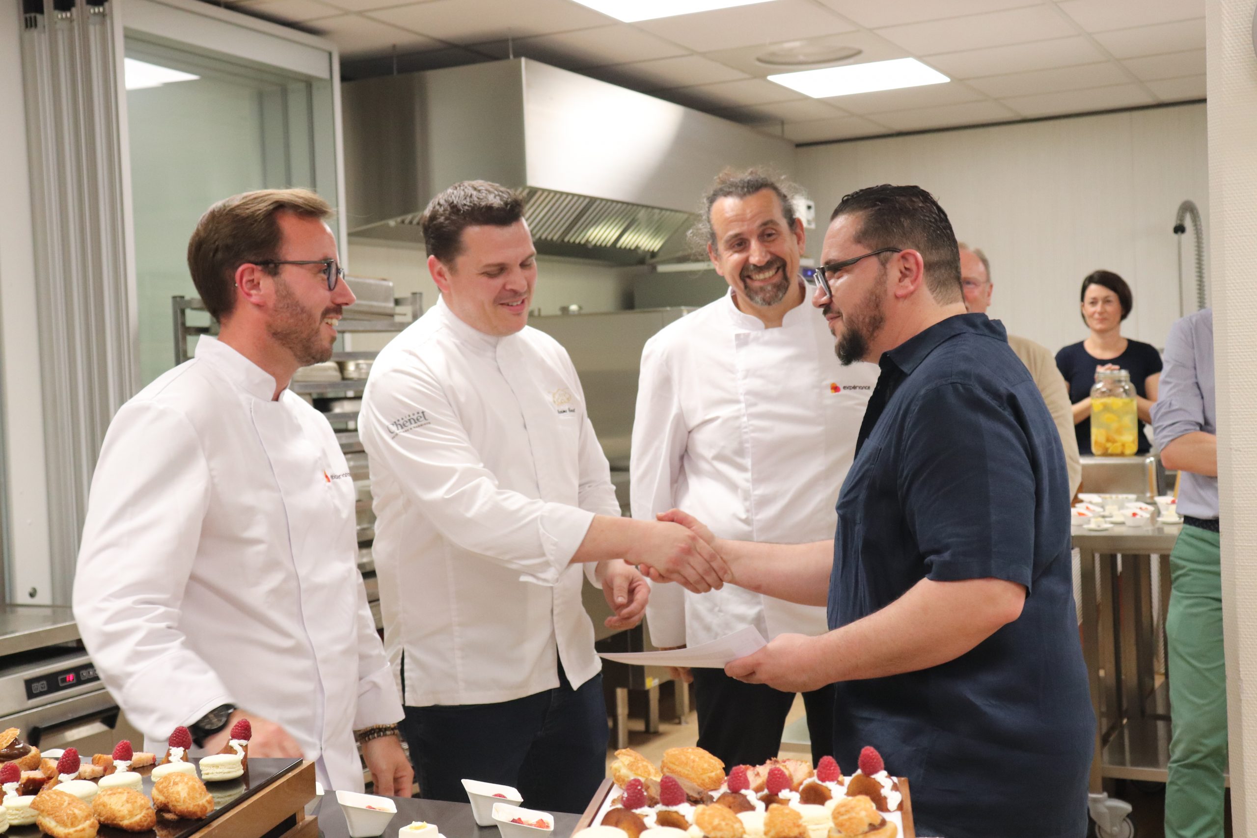 Remise à Brahim du titre professionnel de cuisinier