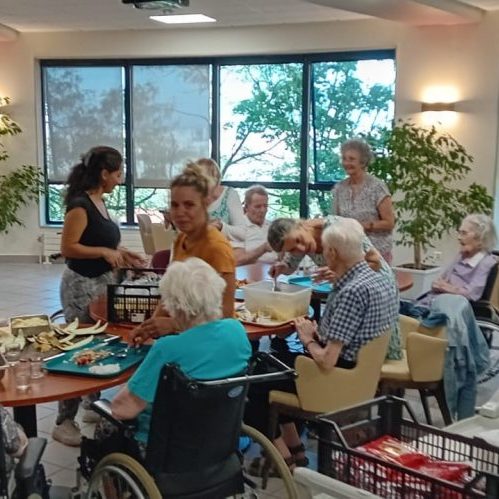 Atelier cuisine pour préparer des cafés gourmands pour notre fête des jardins