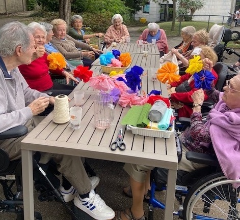 Finalisation des guirlandes décoratives pour les 30 ans des Amandines