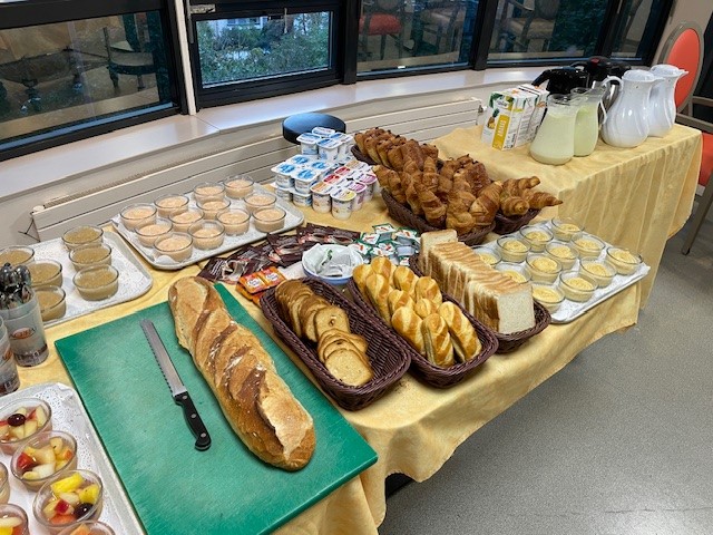 Petit-déjeuner continental avec les résidents du 2ème étage