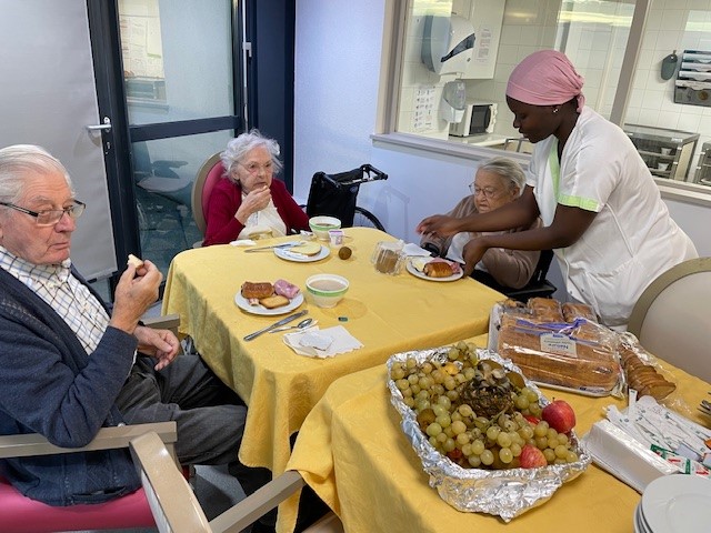 Petit-déjeuner continental avec les résidents du 4ème étage