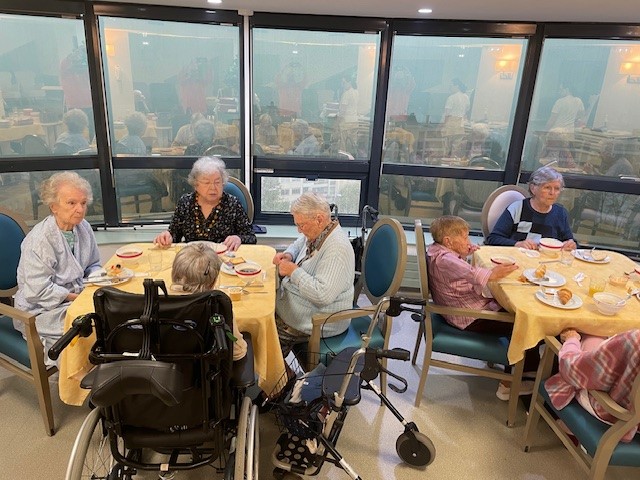 Petit-déjeuner continental avec les résidents du 3ème étage