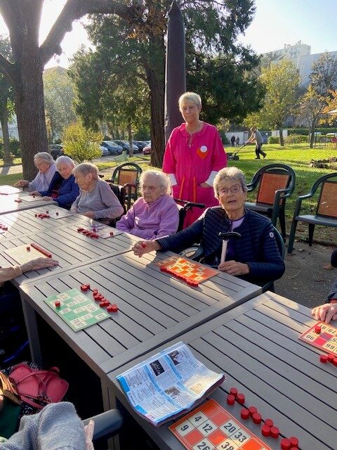 Loto et jeux de société avec les bénévoles des Blouses Roses