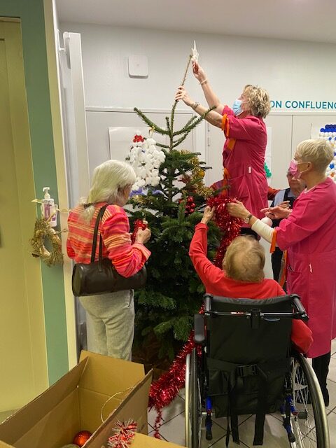 Mise en place des décorations de Noël