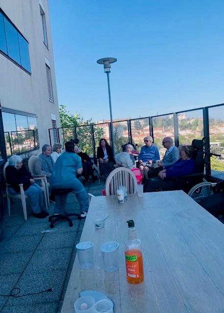 Activités et goûter sur la terrasse de notre UPDP