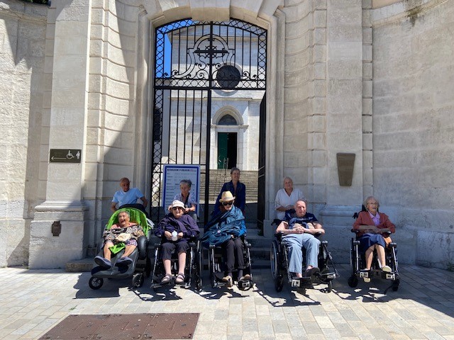 Sortie des résidents en fauteuil confort – quartier Saint Irénée