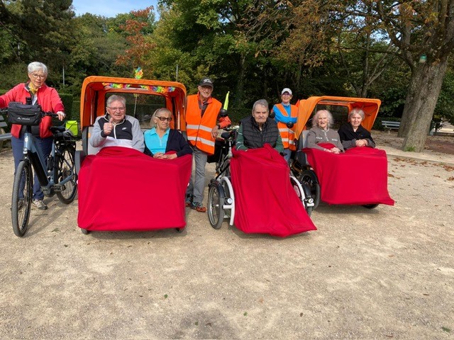 L&rsquo;association A vélo sans âge emmène les résidents en promenade