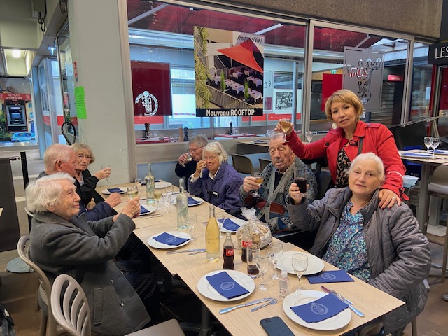 Une escapade gourmande aux Halles Bocuse : les résidents savourent une dégustation d&rsquo;huitres