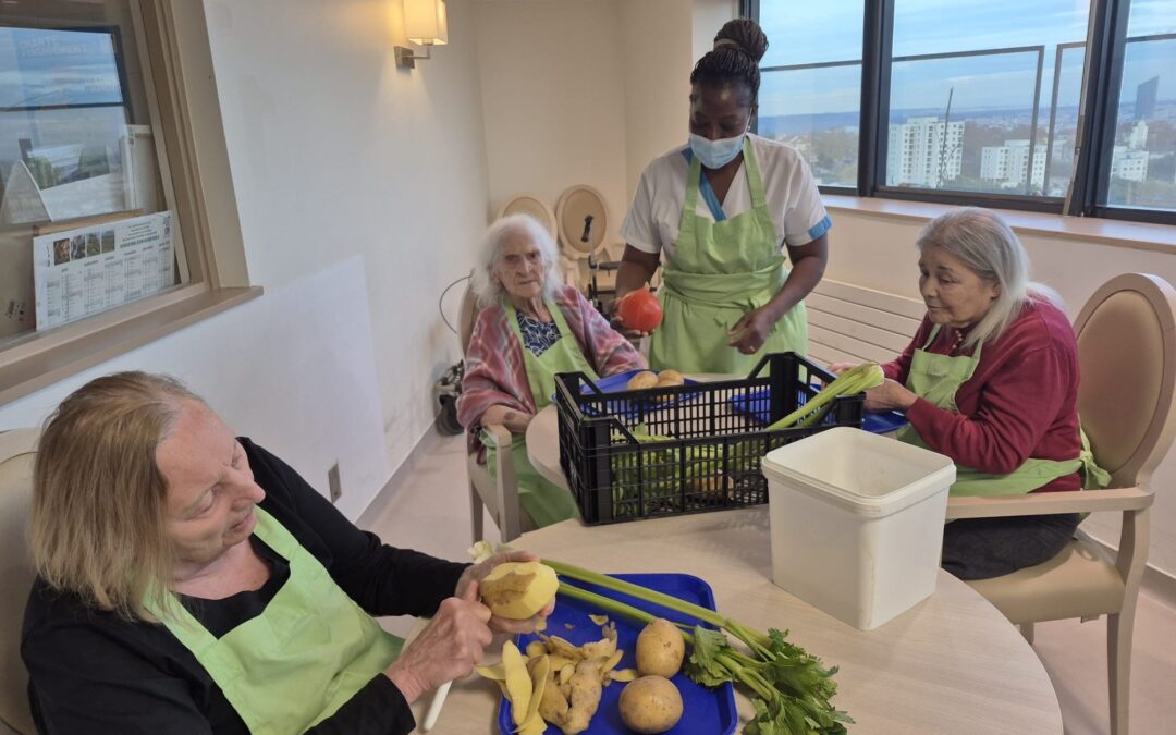 En unité de vie protégée, les résidents préparent le potage