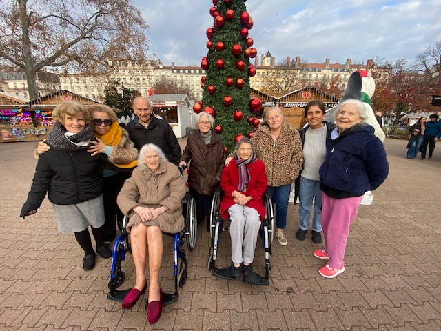 Sortie au marché de Noël place Carnot avec les résidents de l&rsquo;unité protégée