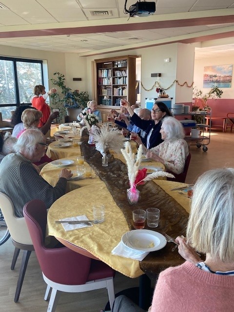 Des repas thérapeutiques pour stimuler les sens et le lien social en unité de vie protégée