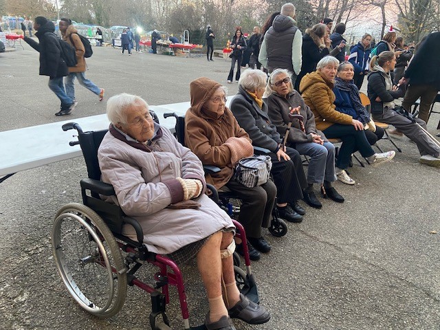 Les résidents des Amandines émerveillés par les chants de Noël à l&rsquo;école Saint-Ursule