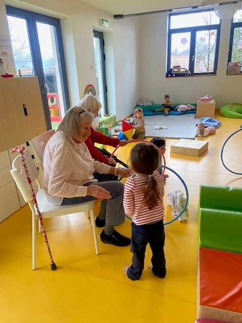 Quand les générations se rencontrent : la visite des résidents à la crèche