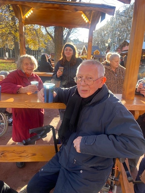 Une parenthèse enchantée au marché de Noël de la place Carnot pour les résidents de l&rsquo;EHPAD
