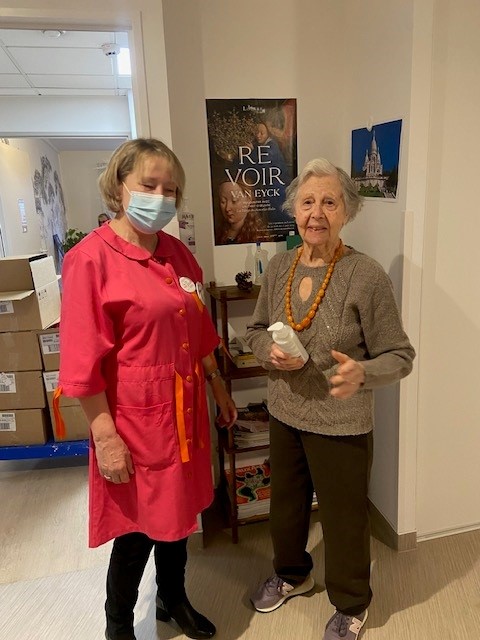 Distribution de cadeaux par les bénévoles des Blouses Roses