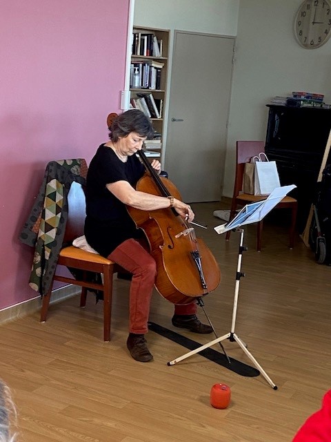 Un moment suspendu : la magie du violoncelle