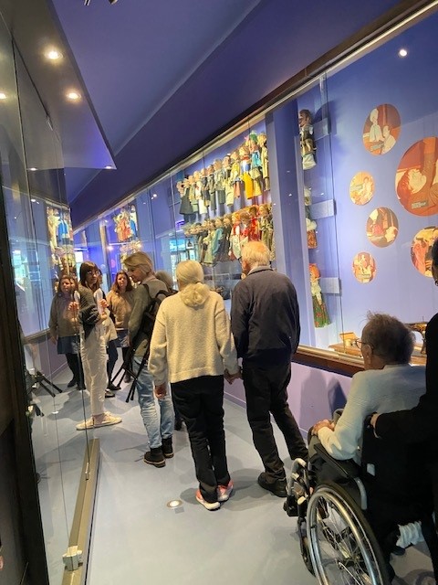 Une sortie avec les résidents de l&rsquo;unité protégée pleine de charme au Petit Musée de Guignol