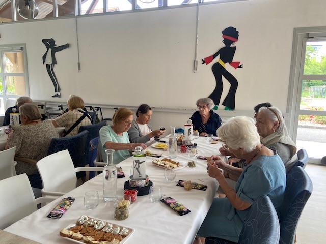 Un repas partagé, un moment de convivialité à la résidence Chantegrillet