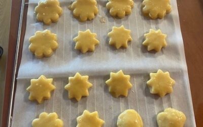 Ateliers pâtisserie : les résidents mettent la main à la patte